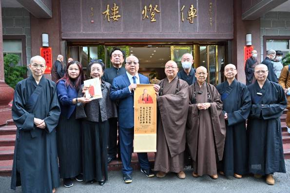 胡志強(左五)與星雲法師情誼逾40年。 圖：佛光山/提供