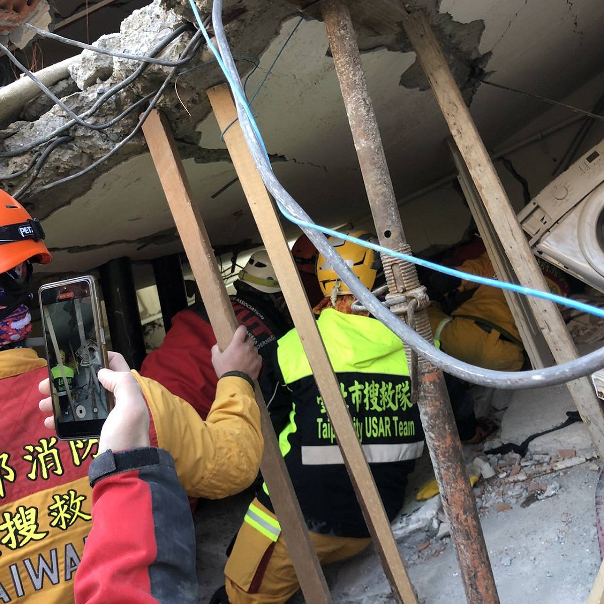 台灣搜救隊於土耳其當地時間10日8點2分再救出一名受困女性。 圖：台北市搜救隊 / 提供