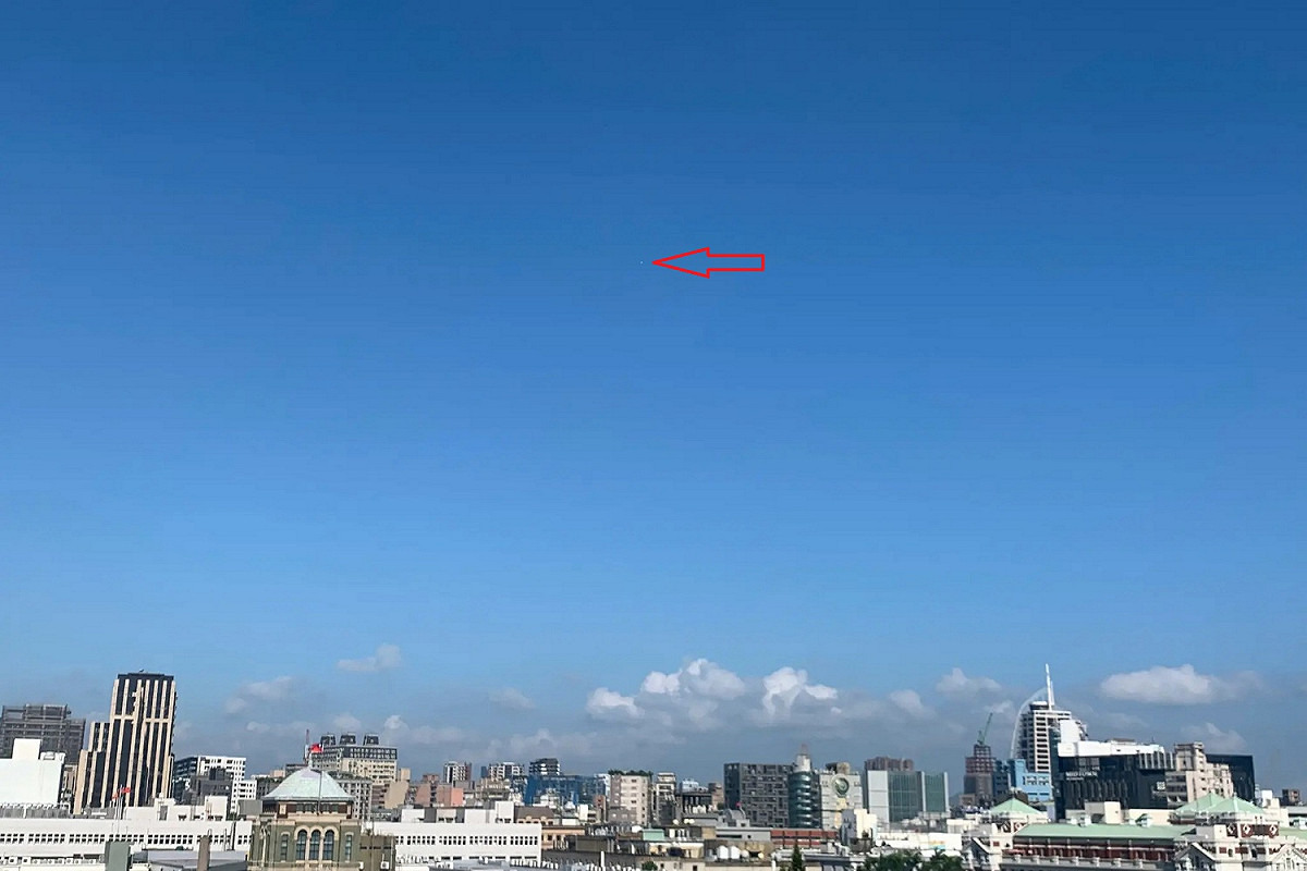 美國媒體《紐約時報》引用中央氣象局局長鄭明典照片，指2021年9月27日上午8時29分晴空萬里下台北市景中，有一個「小白點」是一個來源不明的高空氣球。 圖：翻攝鄭明典臉書