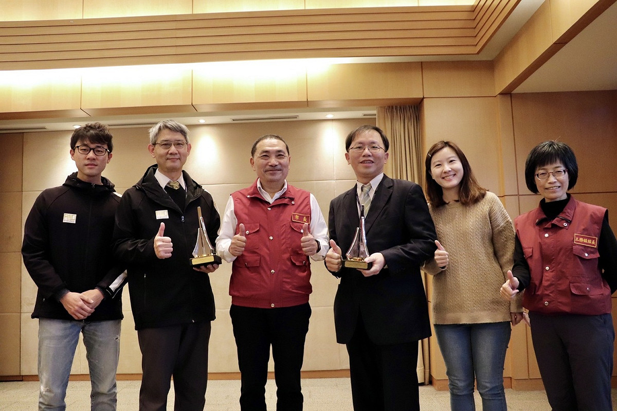 工務局今年總計贏得5座公共工程金質獎，由工務局長祝惠美（右1）、養工處長簡必琦（左2）、新工處副處長鄭立輝（右3）率領同仁在市政會議中，將兩座「公共工程品質優良獎」獻給新北市長侯友宜（左3）。 圖：新北市工務局提供