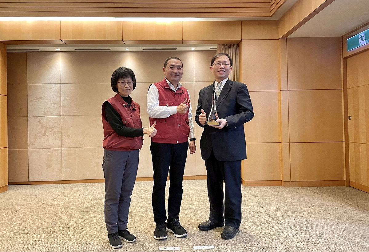 工務局長祝惠美（左）及新工處副處長鄭立輝（右）將金質獎中的「特別貢獻獎」獻給新北市長侯友宜（中）。 圖：新北市工務局提供