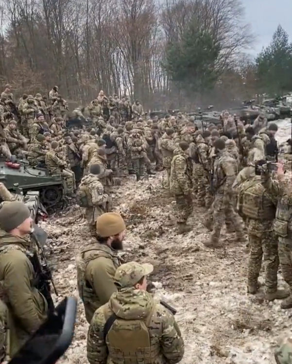 英國的裝甲運兵車FV103斯巴達，以及數百位烏軍士兵已經在戰場前線排列好，時刻備戰。 圖: 翻攝自推特「NOEL reports」