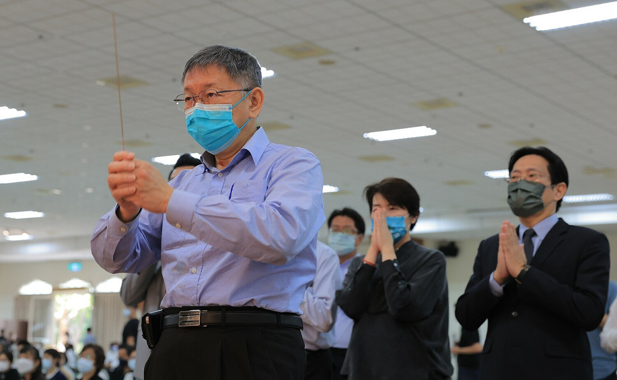 柯文哲(左)率民眾重要幹部上香。 圖：佛光山/提供