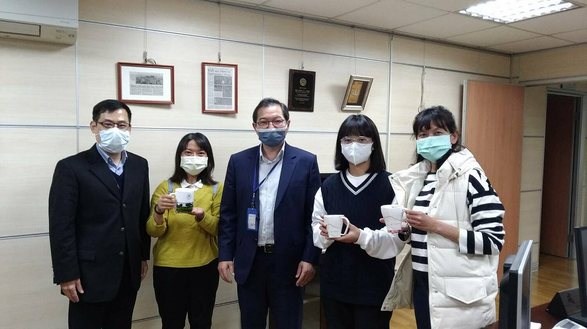 外交部雲嘉南辦事處處長蕭勝中（中）、副處長林文俊與嘉義高商學生張寶云合影，左二和右一分別為為媽媽阮菁慧和導師吳依亭。 圖：外交部雲嘉南辦事處/提供
