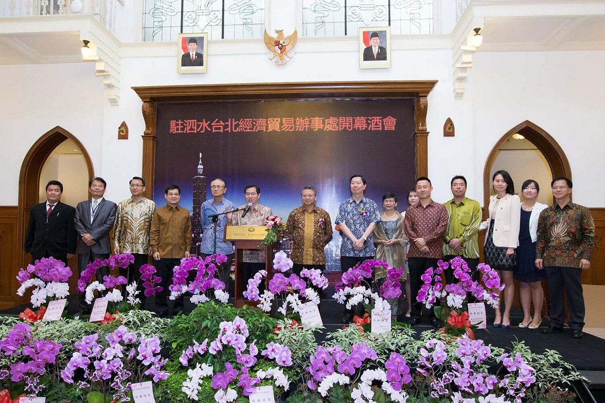 外交部雲嘉南辦事處處長蕭勝中分享2015年在印尼泗水(Surabaya)設立新的辦事處的經驗。 圖：外交部雲嘉南辦事處/提供