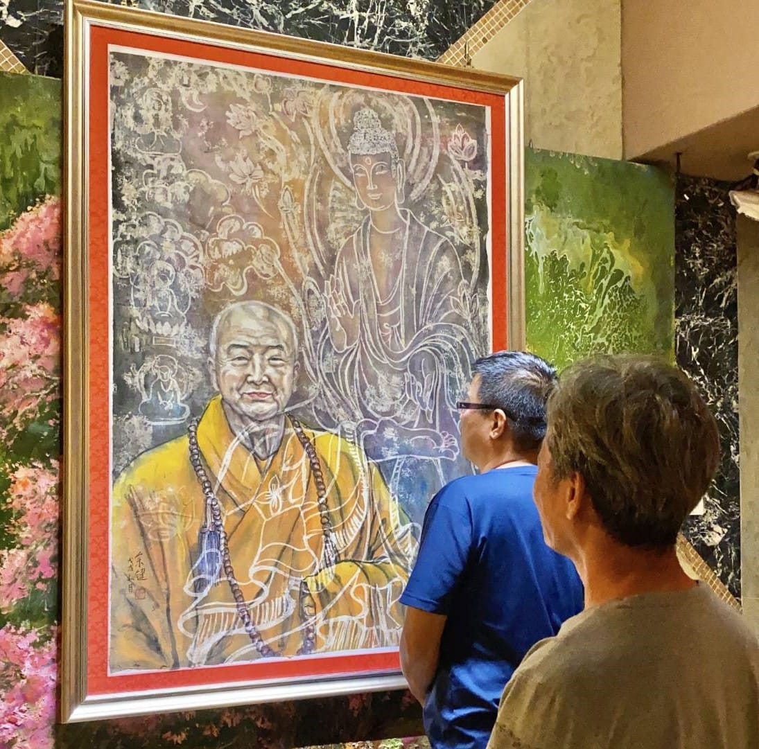 不少信眾特地前來漢王飯店向星雲畫像致敬。 圖：孫家銘攝