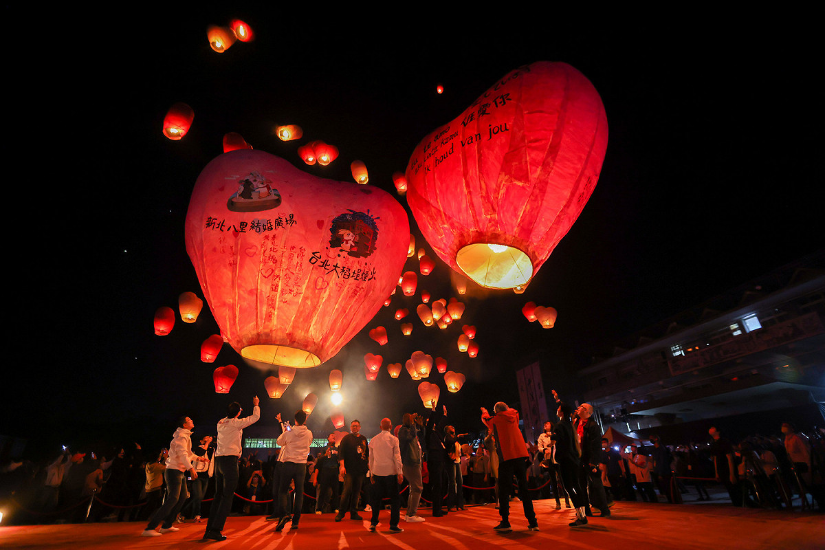 夜空中20呎的主燈與百盞4呎天燈同時升空齊飛，現場讚嘆驚呼聲不斷，美景令人驚艷。 圖：新北市新聞局提供
