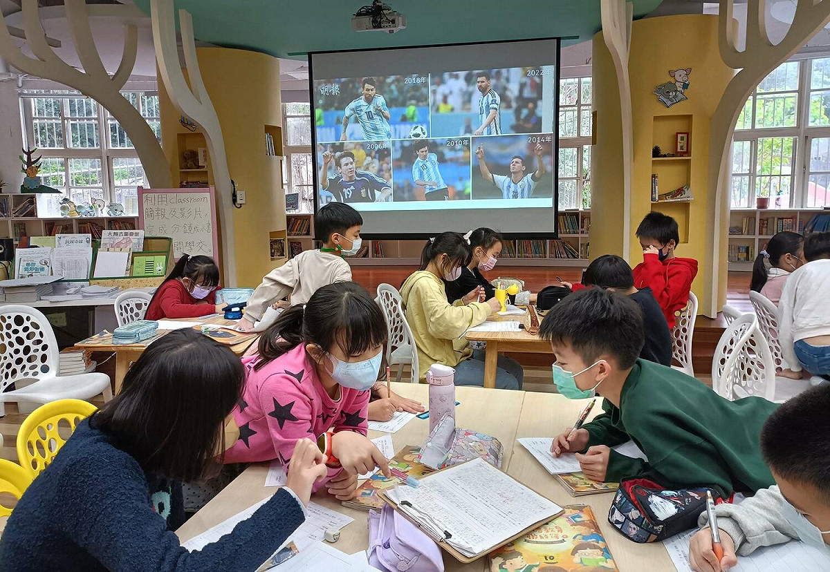復興國小學生自主討論進行議題探究。 圖：新北市教育局提供