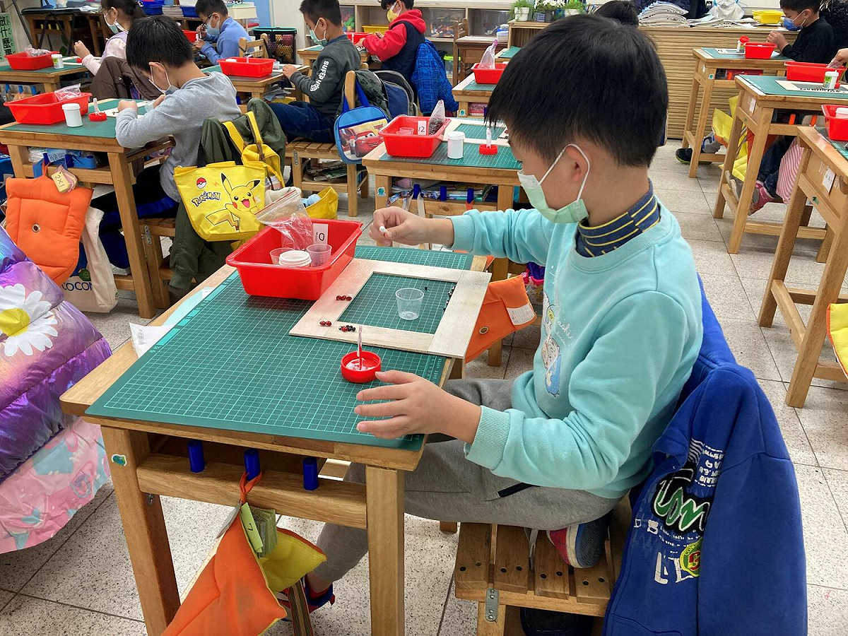 興仁國小學生以種子創作相框。 圖：新北市教育局提供