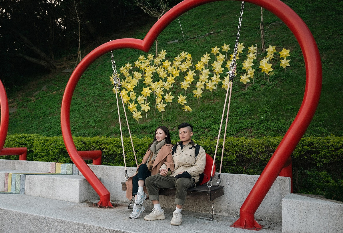 五股區水碓觀景公園-適合情侶們的秘密浪漫景點愛心造型的「看飛機展望台」。 圖：新北市景觀處提供