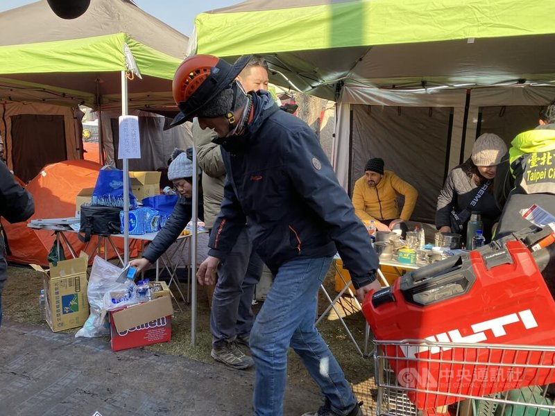 葉瑪思跟前跟後，除了協助翻譯外，也見他協助搬運物資張羅大小事。 圖：中央社提供