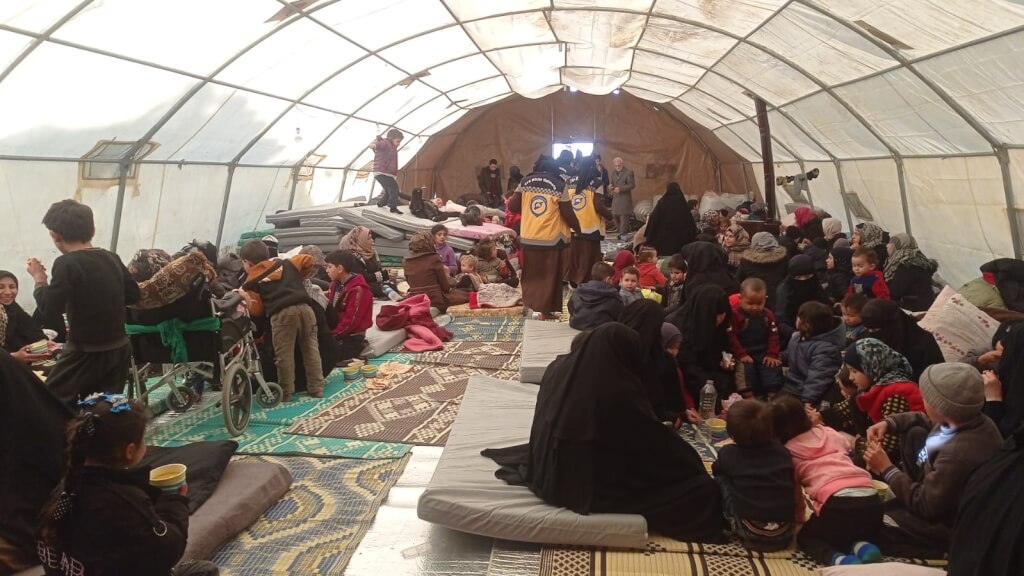 圖為10日敘利亞西北部避難所的受災民眾。 圖取自twitter.com/SyriaCivilDef