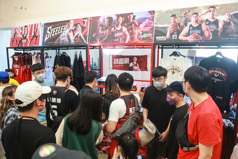 台裔籃球名將林書豪加盟PLG高雄17直播鋼鐵人後，12日下午首度亮相迎戰台新夢想家。球場商品販賣區林書豪的週邊商品買氣旺，現場擠滿人潮。 圖：中央社提供