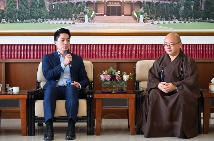 台北市長蔣萬安(左)曾表示，大師的智慧和開示讓他很受用，不管是做人做事或是服務市民都要落實。 圖：佛光山提供