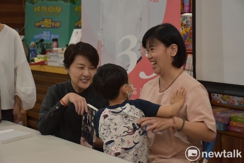 黃珊珊(左)簽書會與小朋友親切互動。 圖：孫家銘/攝