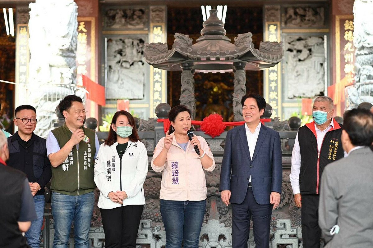 民進黨主席、副總統賴清德(右2)今( 12 日)再度到南投參香為同黨候選人蔡培慧(左4)輔選。 圖：蔡培慧競辦提供