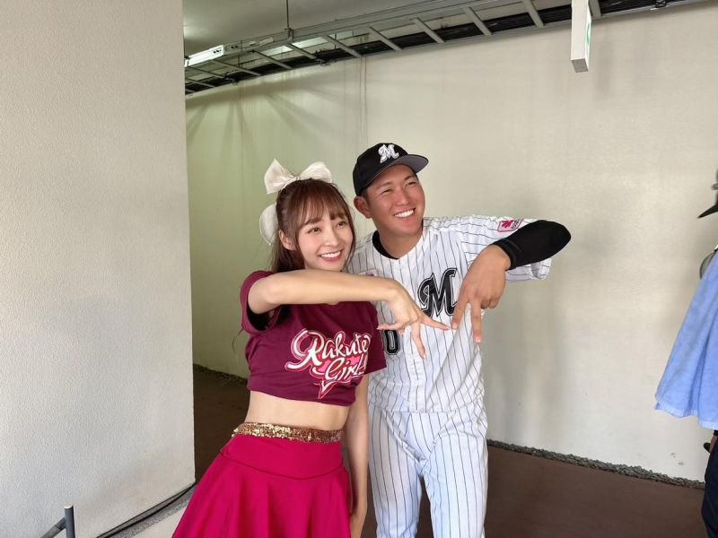 樂天女孩林襄被裁判、球員爭相合影。 圖：樂天提供