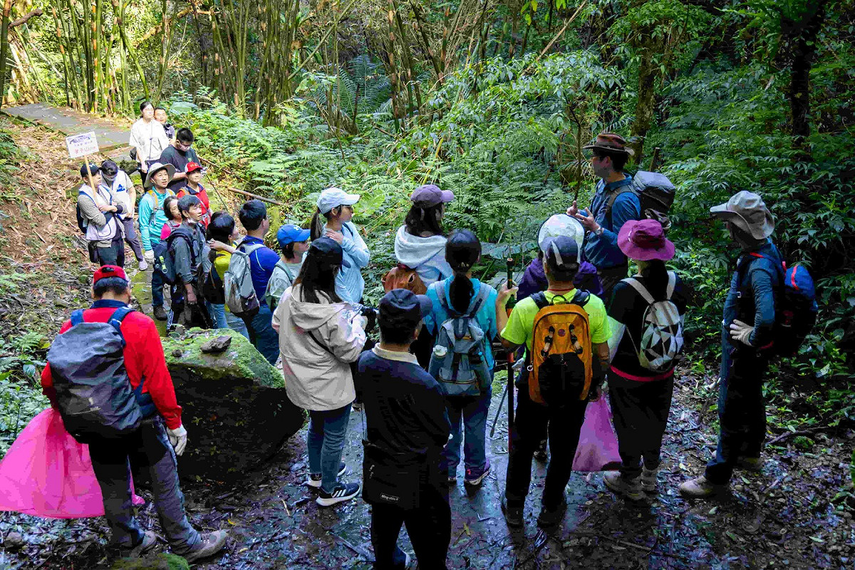 登山專家吳雲天擔任導覽人員，帶領民眾深入平溪周邊山林步道。 圖：新北市觀旅局提供