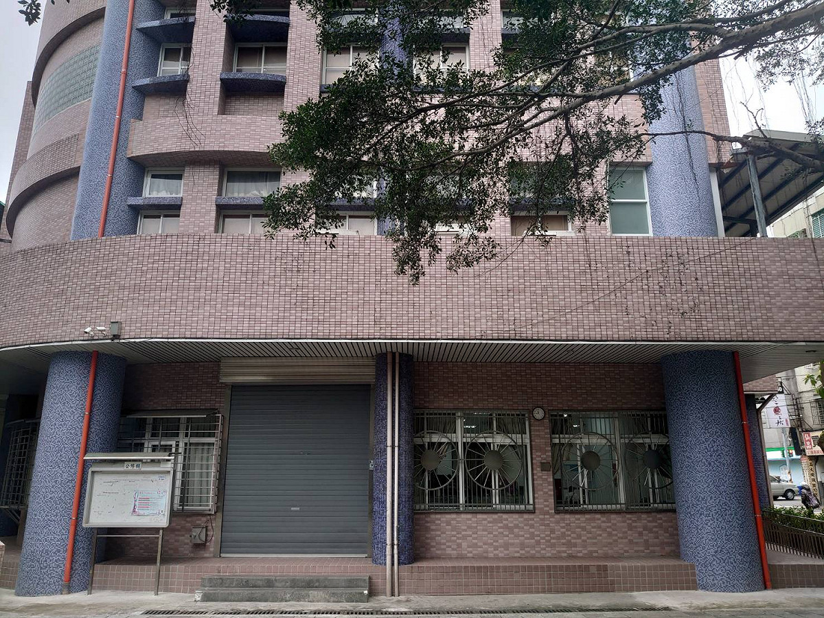 板橋國光公園市民活動中心則因1樓為板橋幼兒園，為顧及幼兒安全，僅假日期間施工，施工期間也讓小小孩及家長們理解建築物耐震補強的重要性及急迫性。 圖：新北市民政局提供