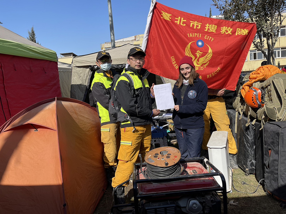 台灣搜救隊決定撤離土耳其地震災區，並當場捐贈重要物資給土國當地單位，希望他們可以順利地執行救災作業，盡速災後重建。 圖：翻攝自臺北市搜救隊臉書