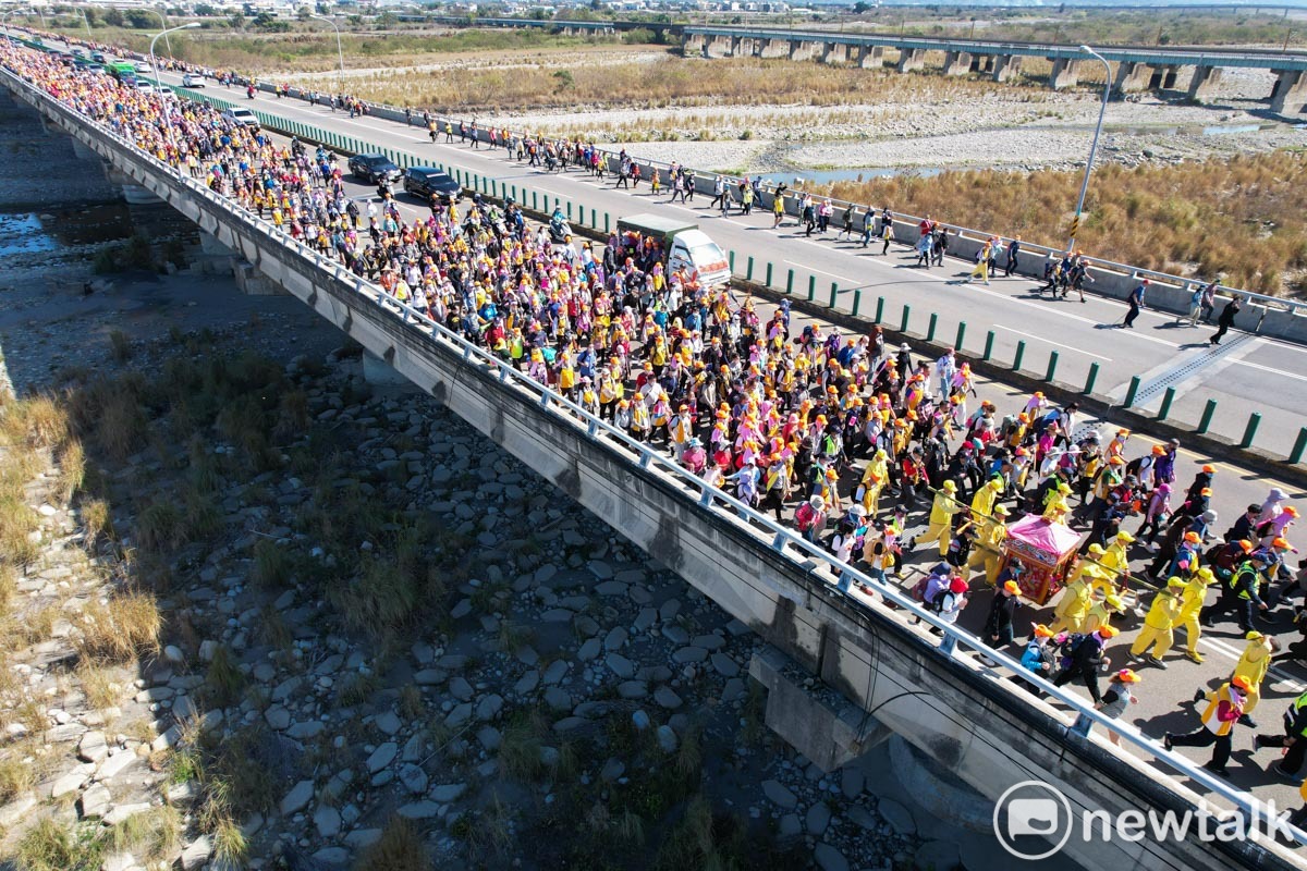 苗栗通霄白沙屯拱天宮天上聖母往北港朝天宮進香12日凌晨起駕，白沙屯媽祖所搭乘的『粉紅超跑』鑾轎和10萬香燈腳通過連接苗栗縣與台中市大甲區的大安溪橋，場面相當壯觀。 圖：張良一/攝