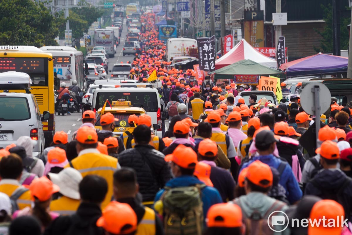 今年報名參加白沙屯媽祖往北港朝天宮進香的香燈腳高達11萬多人，打破歷年紀錄，進香隊伍從通霄白沙屯出發，所經過的城鎮萬頭鑽動，滿滿的人潮也象徵著台灣社會在疫後慢慢的復甦中。 圖：張良一/攝