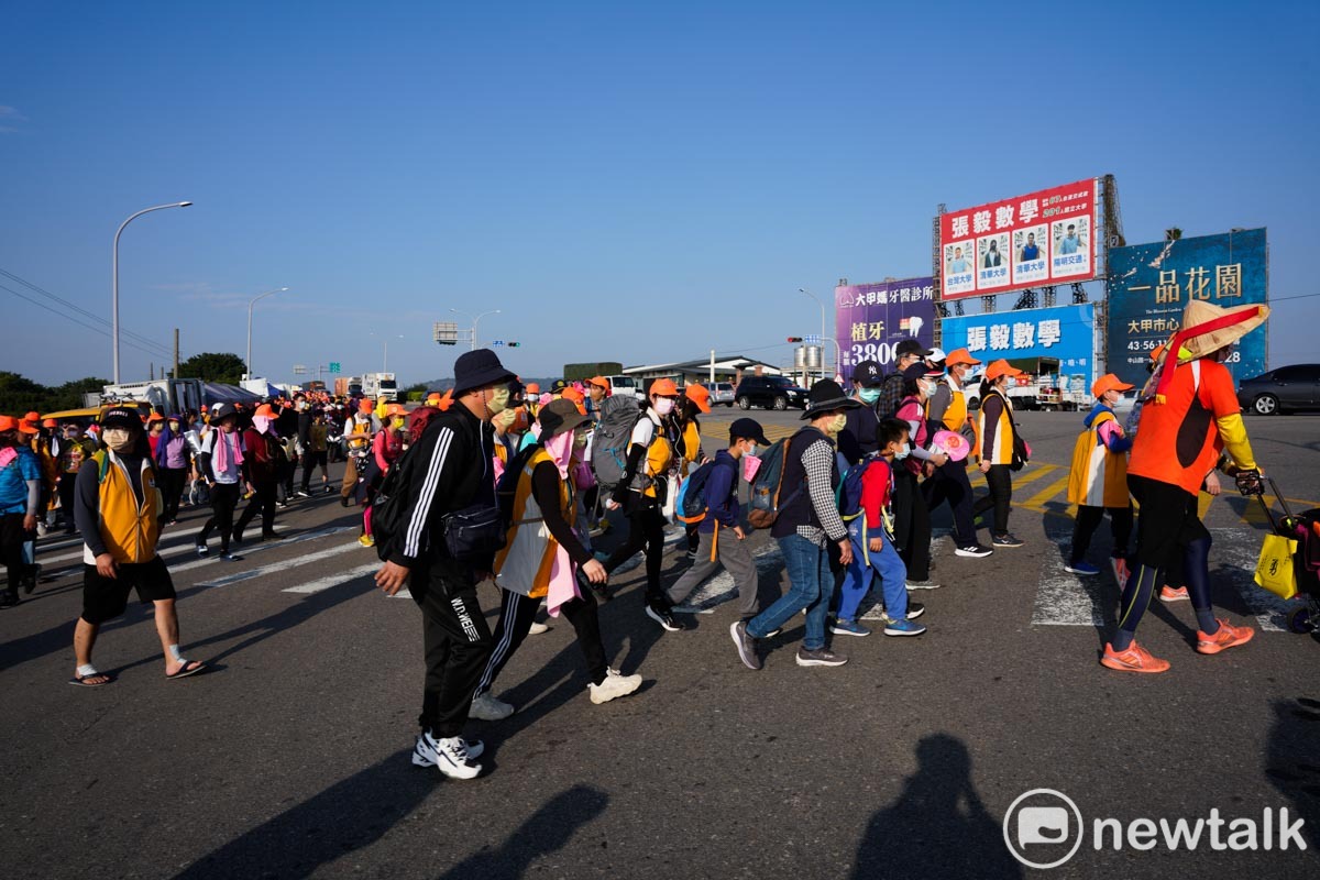 香燈腳在白沙屯媽祖的帶領下走過一個又一個鄉鎮。 圖：張良一/攝