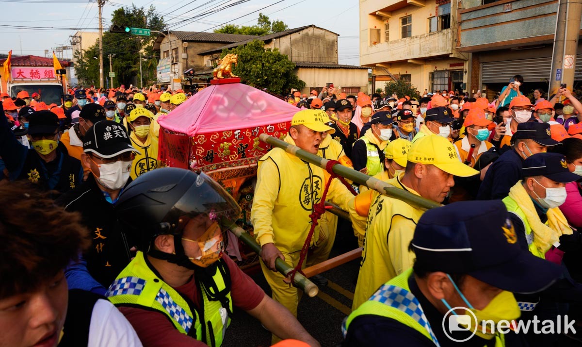 白沙屯媽祖搭乘的『粉紅超跑』鑾轎，或快速通過，或短暫停駕，撫慰著當地的媽祖信眾。 圖：張良一/攝