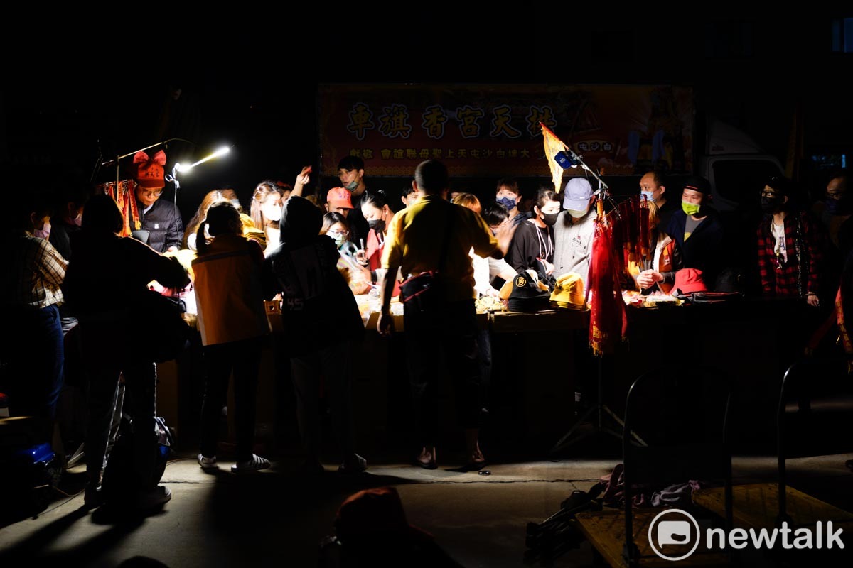 10多萬名進香客的人潮也為當地的店家、攤販帶來錢潮。 圖：張良一/攝