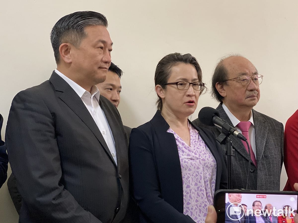 駐美代表蕭美琴（中）今到立法院茶敘，民進黨團總召柯建銘（右）、立委王定宇（左）。 圖：周煊惠 / 攝