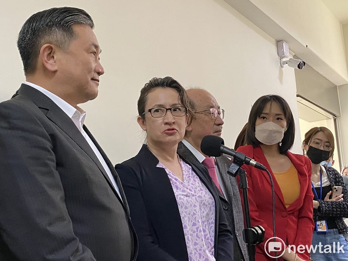 駐美代表蕭美琴（中）今到立法院茶敘，民進黨團總召柯建銘（右）、立委王定宇（左）。 圖：周煊惠 / 攝