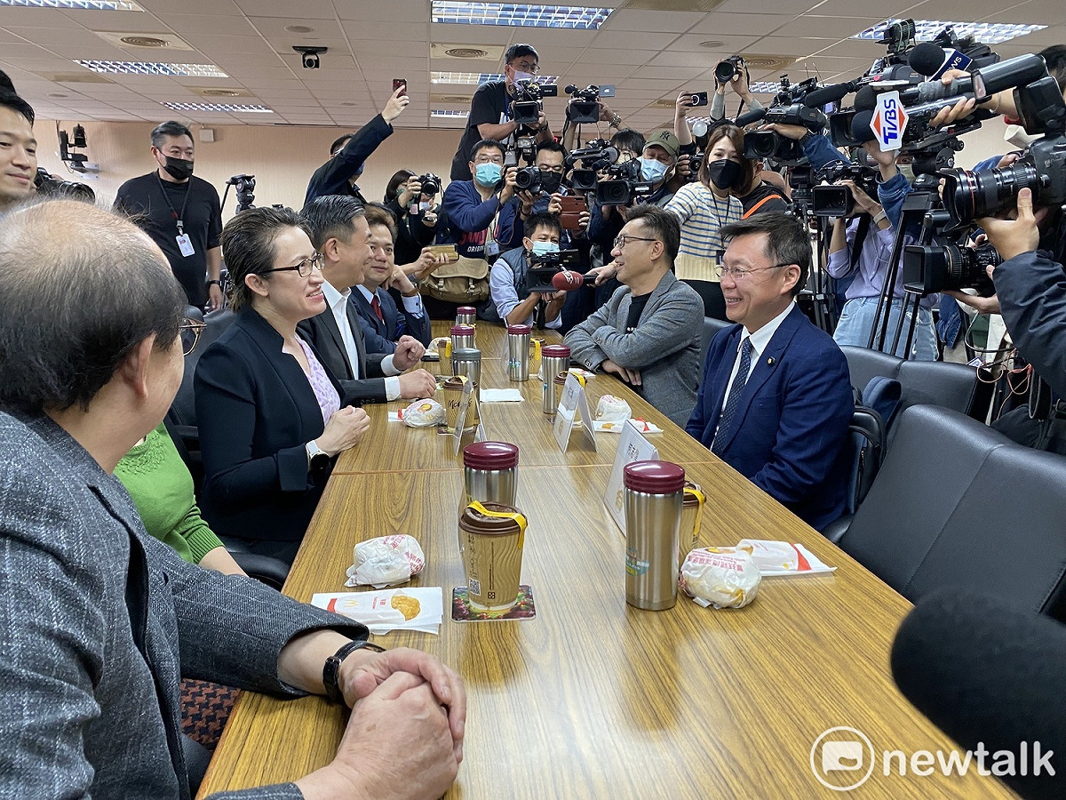 駐美代表蕭美琴赴立法院外交國防委員會茶敘。 圖：周煊惠 / 攝