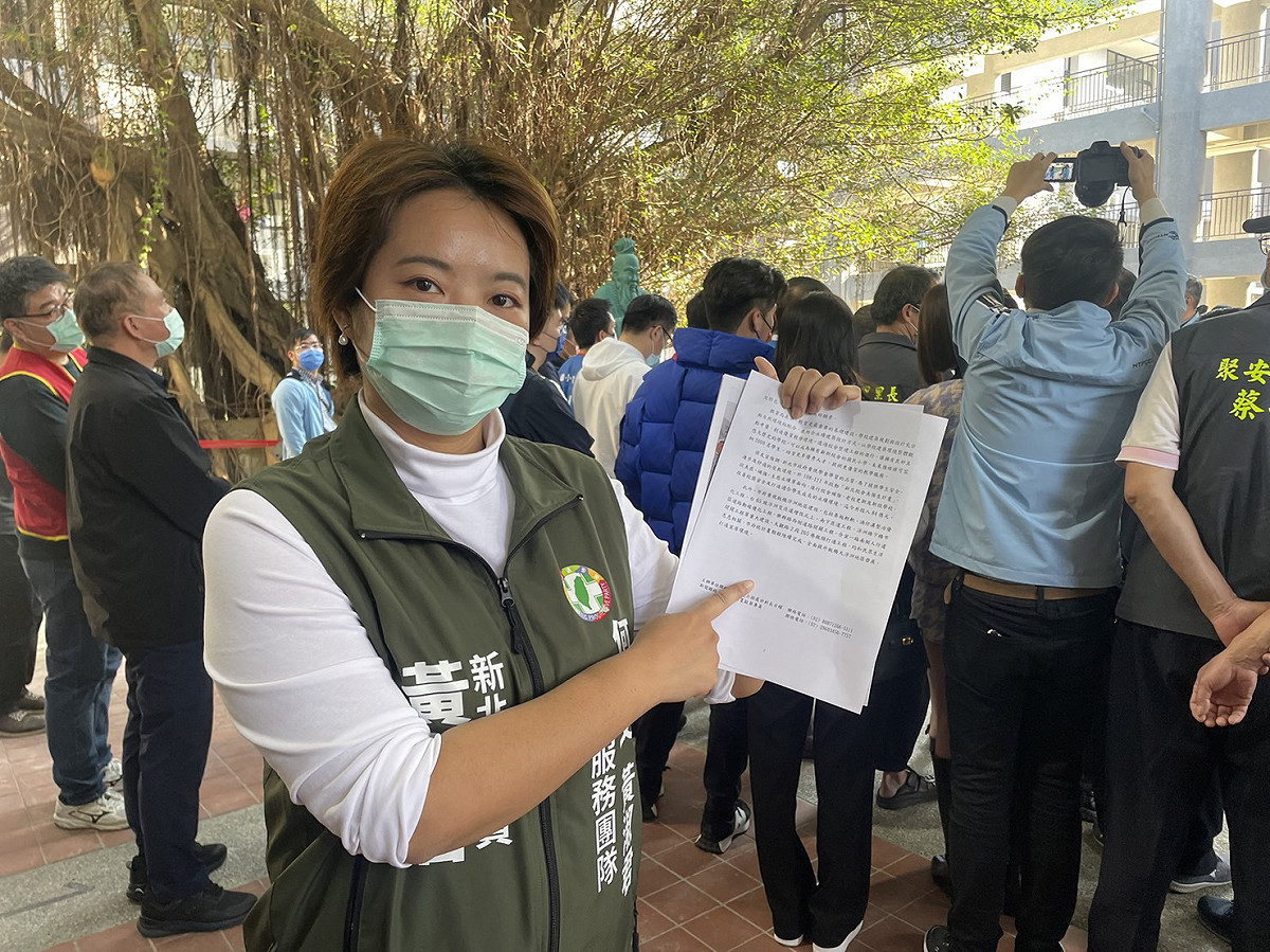 新北市議員黃淑君（前）質疑市長侯友宜在新北執政逾12年，但浮洲長期被市府忽略。 圖：黃淑君/提供