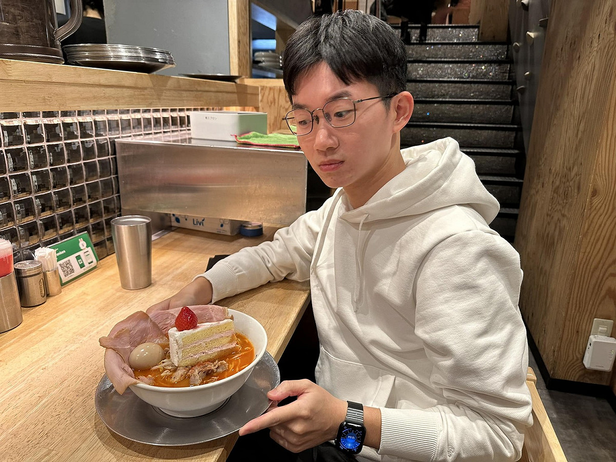 近日視網膜至日本旅遊吃到「草莓蛋糕拉麵」。 圖：取自視網膜 Retina臉書