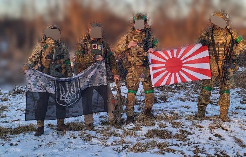 日本志願兵赴烏參戰，持旭日旗拍攝合影。 圖:翻攝自推特/MilitaryLand.net (@Militarylandnet)