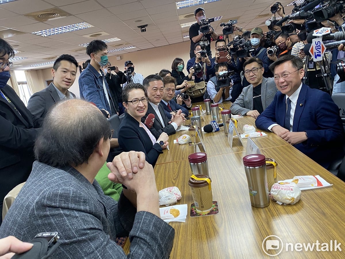 駐美代表蕭美琴今到立法院國防與外交委員會與立委進行閉門茶敘。 圖：周煊惠 / 攝