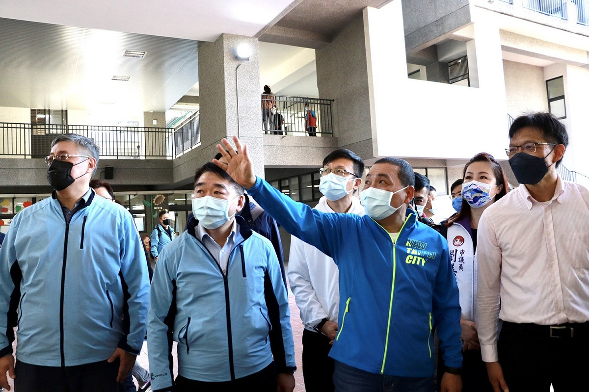 侯友宜（右2）、工務局副局長馮兆麟（左2）及新工處長王益翔（左1）及教育局長張明文(左3)視察校舍改建情形，市議員劉美芳（右2）也到場關心；市府未來將加速啟動舊校舍拆除及操場闢建工程，預計今年10月完成。 圖：新北市工務局提供