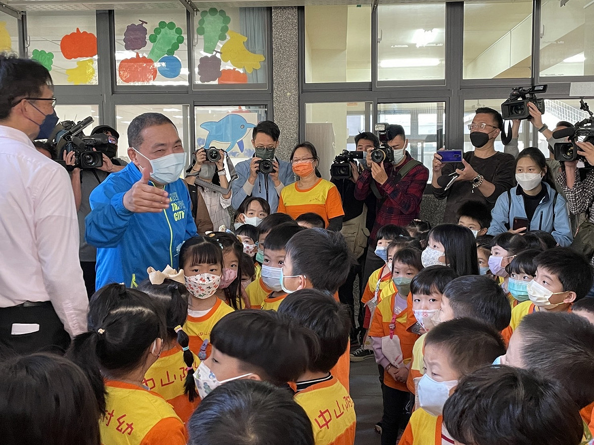 板橋中山國小幼兒班的小朋友們，熱情迎接侯友宜市長的到來。 圖：新北市工務局提供