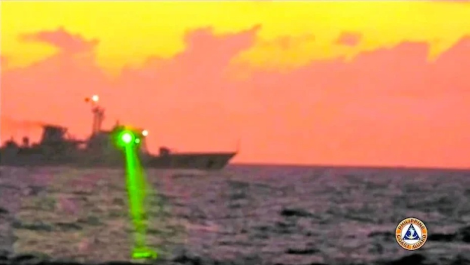 菲律賓海岸警衛隊指控中國海警船以雷射光束瞄凖菲國海巡艦船艦橋，致使指揮操控人員短暫失明。 圖：翻攝Philippine Coast Guard