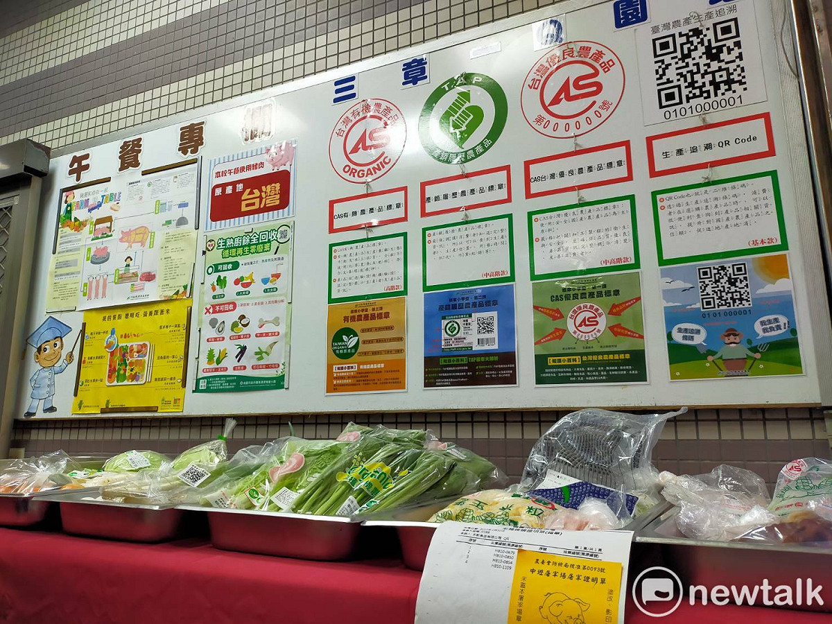 學校營養午餐必須使用國產的蛋製品，有些縣市還規定要用CAS液蛋，但近日傳出有進口蛋液混本產蛋後卻標示為國產，讓不少人擔心「混蛋」蛋液流入營養午餐，引發食安疑慮。（圖為營養午餐宣導使用國產食材相關資料照） 圖：林昀真／攝