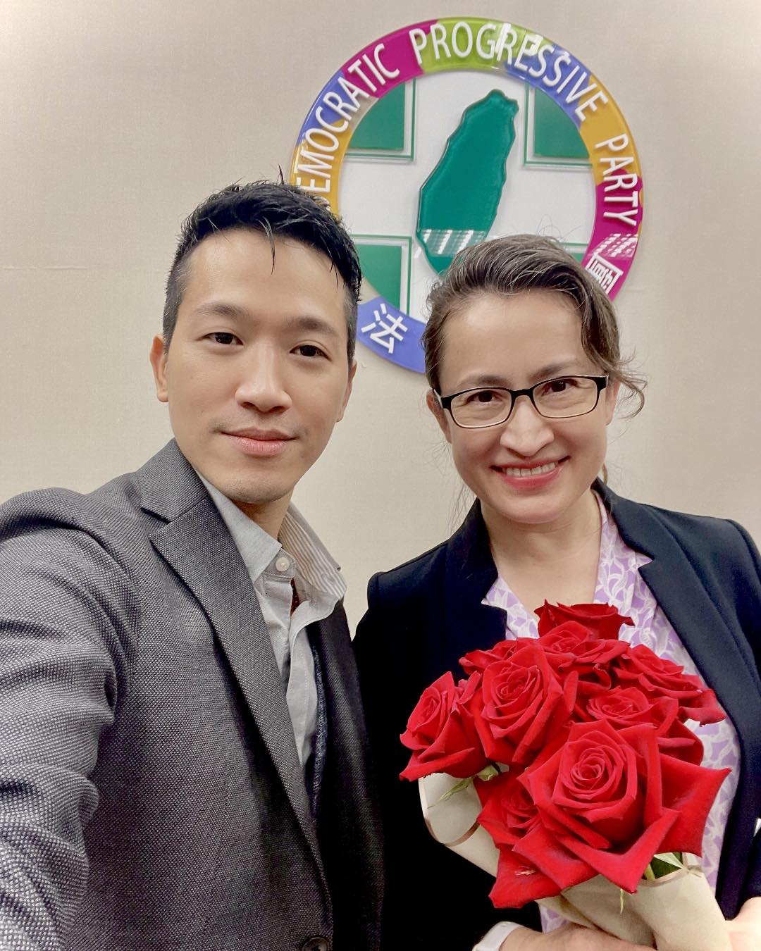 民進黨立委何志偉分享與駐美代表蕭美琴合影。 圖：翻攝何志偉臉書