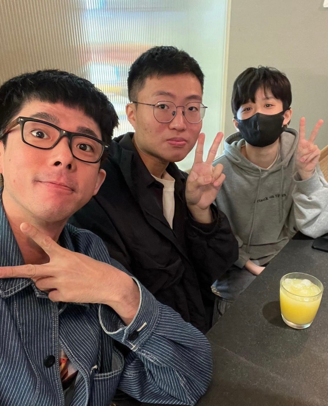 HOOK幫黃大謙慶生點蠟燭時差點燒了阿滴的新家。 圖：翻攝自HOOK IG