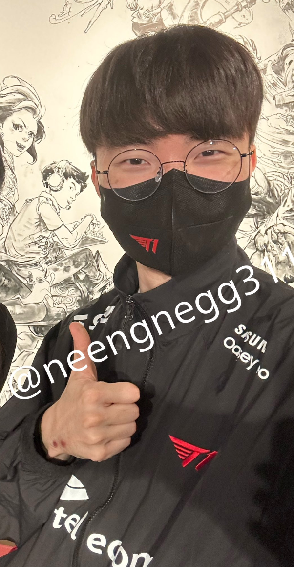 Faker發現被粉絲陰了之後馬上又偷笑比回讚的手勢。 圖：翻攝自여름 推特