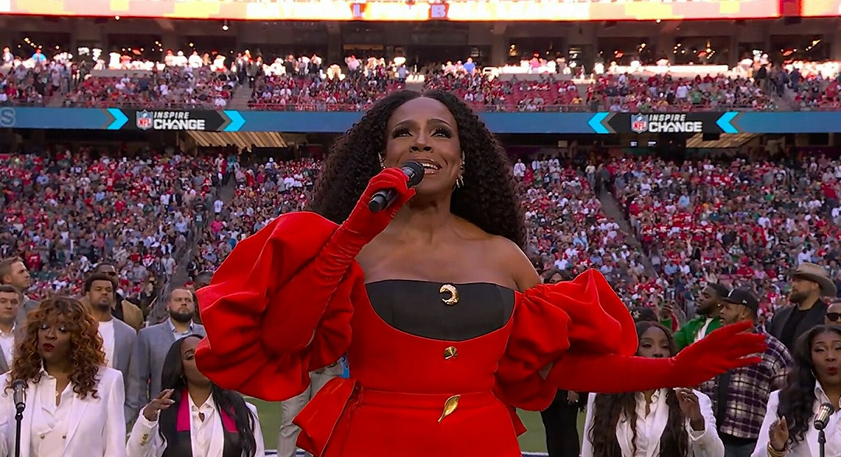 黑人女演員、歌手雪莉·李·勞夫(Sheryl Lee Ralph)在超級盃上演唱被稱為「黑人國歌」的《Lift Every Voice and Sing》。 圖:翻攝自推特 NFL