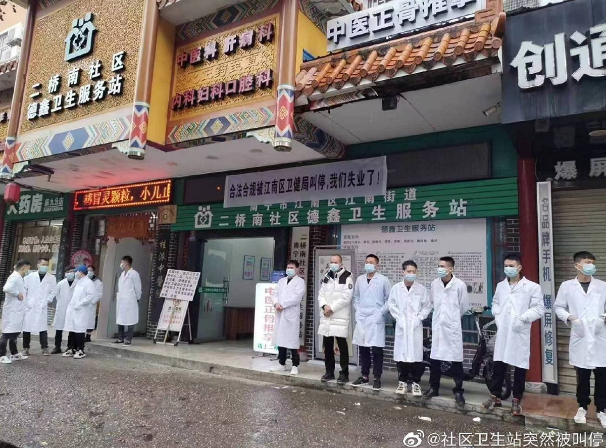 中國南寧江南區有一社區衛生站遭到當局關閉，多位「大白」站在衛生站門前抗議維權。 圖:翻攝自推特「李老師不是你老師」