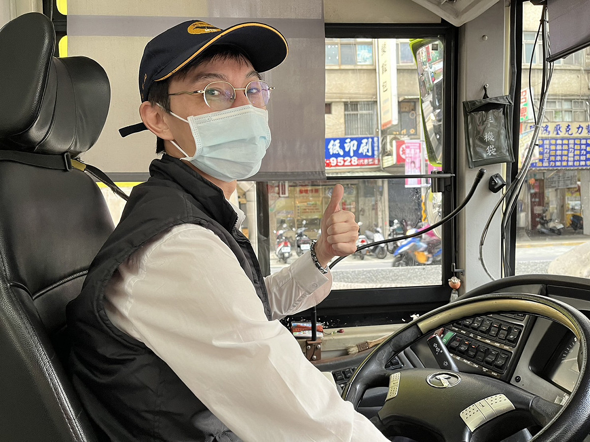 新北職訓中心協助中年勞工受訓轉職公車司機。 圖：新北市職訓中心提供