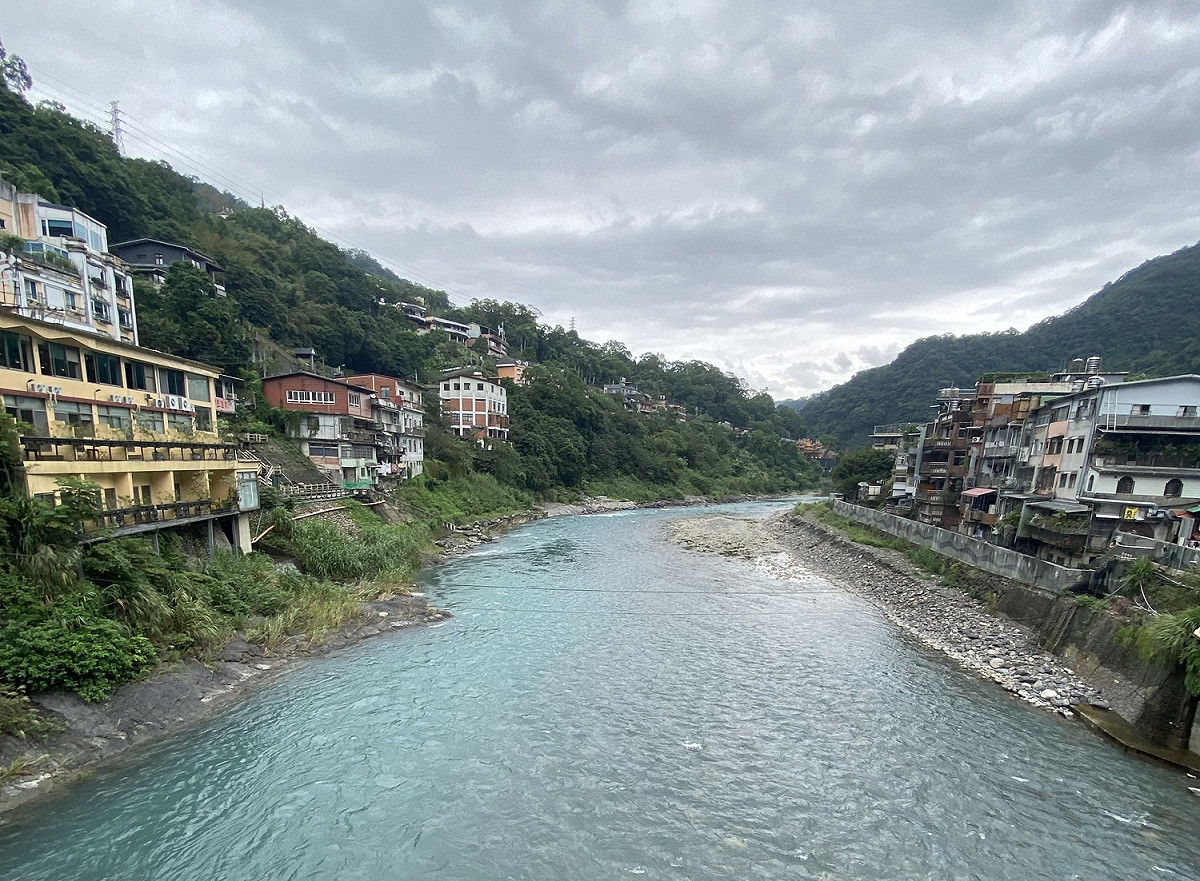 烏來南勢溪覽勝大橋上游至觀光大橋段河床邊為已公告之溫泉露頭區。 圖：新北市水利局提供