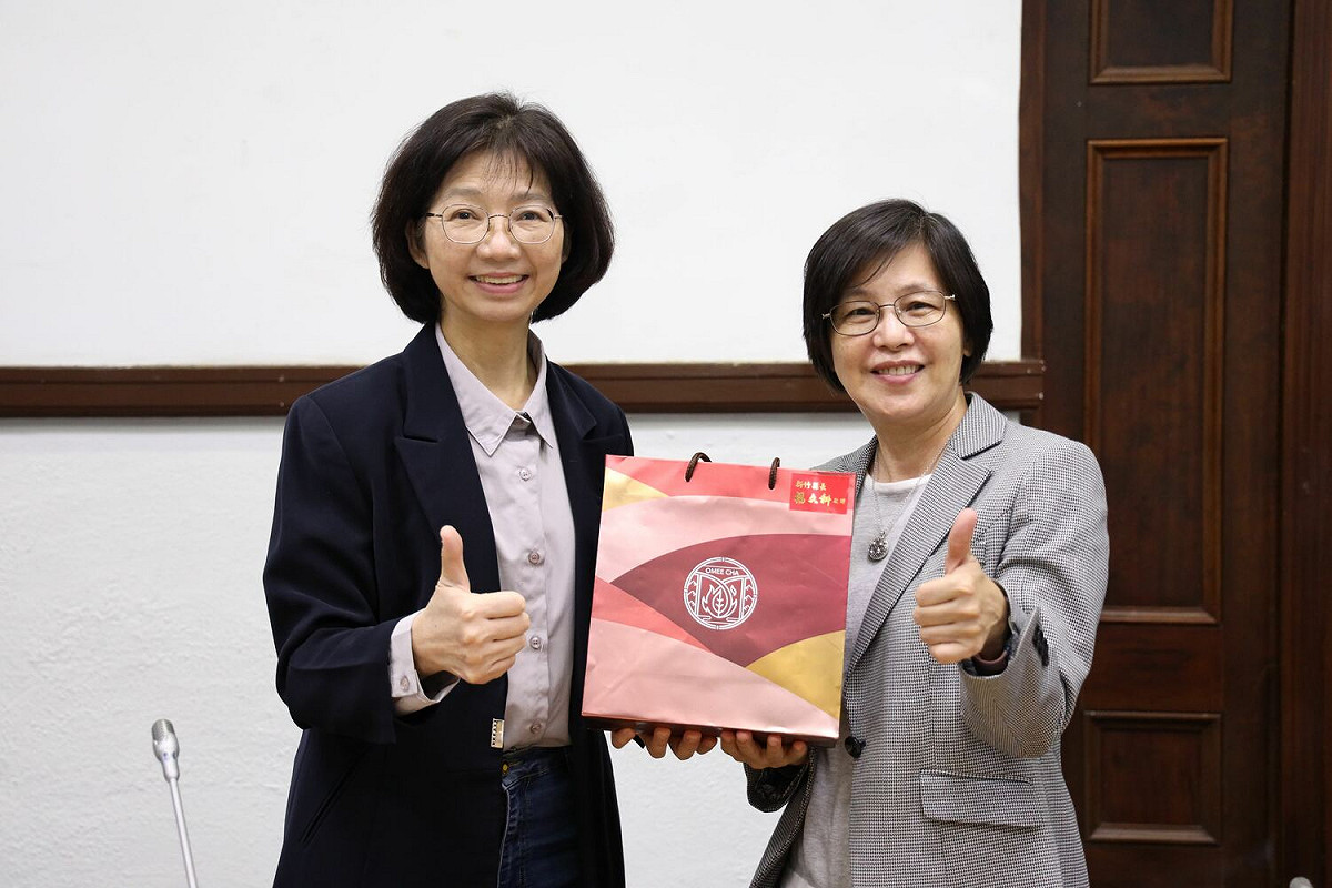 新竹縣市整合平台首度開會，新竹縣秘書長陳季媛（右）與新竹市秘書長張治祥（左）率局處首長與會。 圖：新竹縣政府／提供