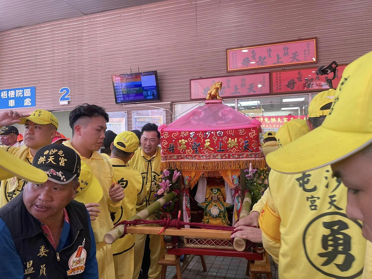 白沙屯媽祖指示童醫院懸掛3面白沙屯媽祖匾額的地點不適當，童敏哲聽完之後當場跪拜，同時指示將匾額位置改到搶救組。 圖：白沙屯拱天宮