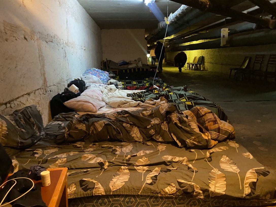 烏克蘭多數防空洞是在地下鐵或是地下管道空間，濕冷且衛生環境不佳。 圖:翻攝自推特@ALMcF